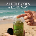 يد تأخذ كمية بسيطة من جل الريتينول على الشاطئ